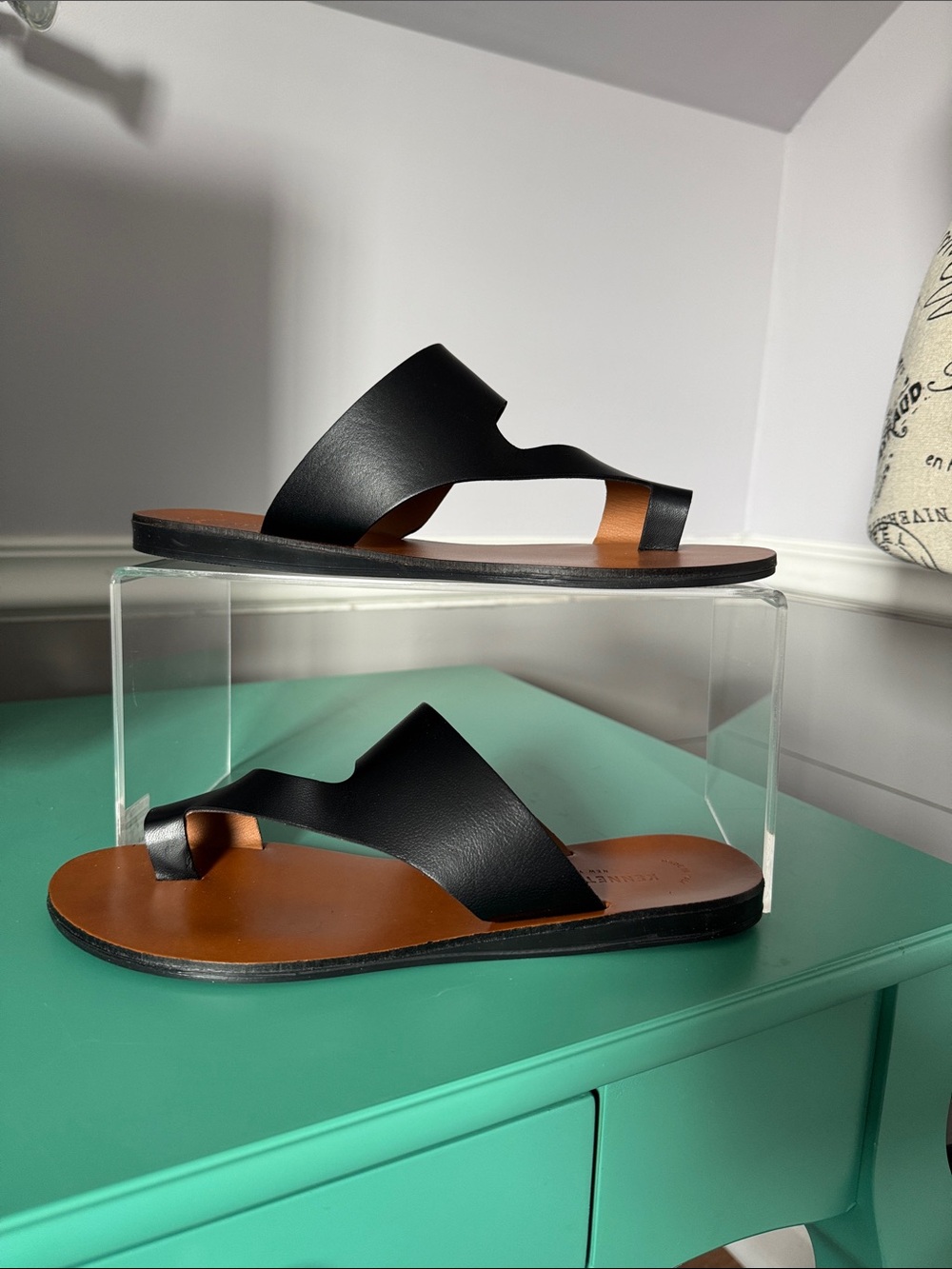 Kenneth Cole- Classic Black Leather Toe-Loop Sandal - Women's size 10 NIB